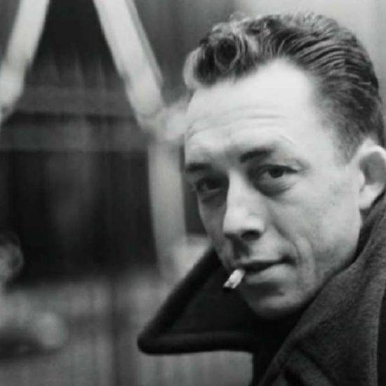 Albert Camus fumant une cigarette